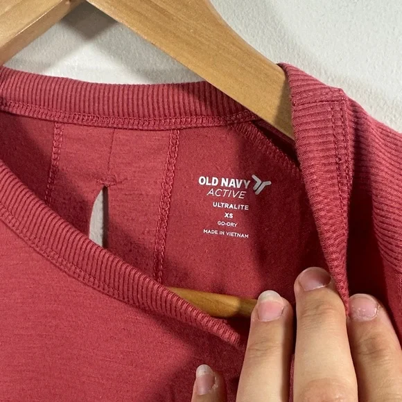 Old Navy Active Woman's Ultralite Go-Dry Maroon Red Open Back Workout Tee XS - Picture 3 of 8